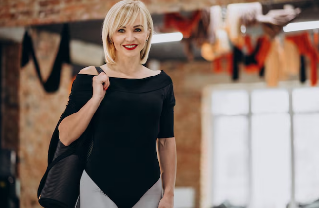 Elegant sugar mommy smiling at a lounge